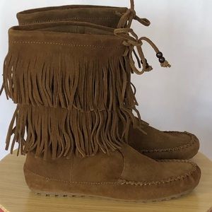 Minnetonka two layer fringe boots size 8